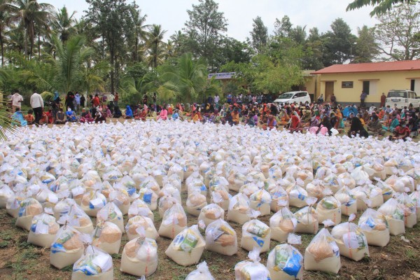 Distribution de rations alimentaires aux familles indiennes